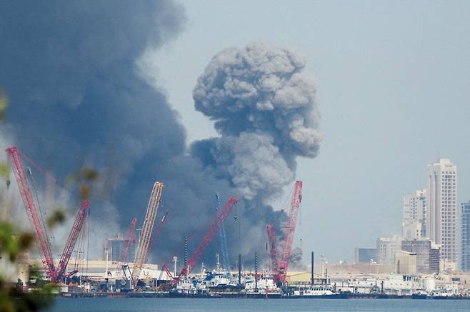 28일(현지시간) 미 해군 5함대가 위치한 바레인에서 발생한 폭발. [로이터]