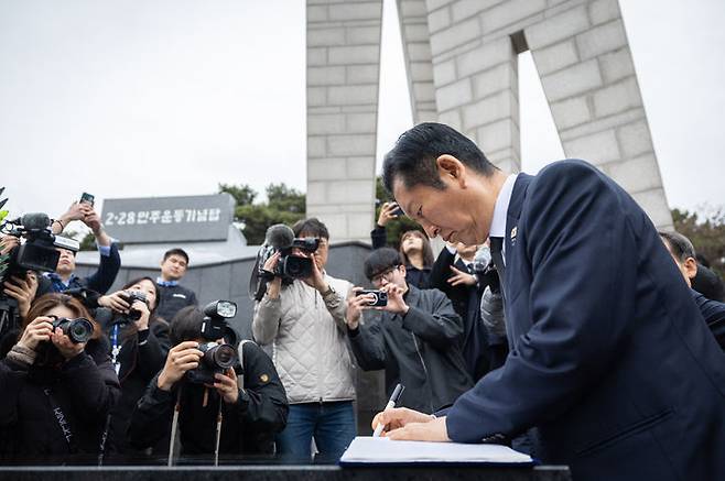 [서울=뉴시스] 정청래 더불어민주당 대표가 27일 대구 달서구 2.28민주의거기념탑을 참배한 뒤 방명록을 작성하고 있다.(사진=더불어민주당 제공) 2026.02.27. photo@newsis.com *재판매 및 DB 금지