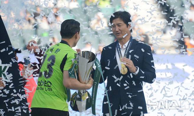 [전주=뉴시스] 김얼 기자 = 정정용 전북현대모터스 감독이 21일 전북 전주시 전주월드컵경기장에서 열린 쿠팡플레이 K리그 슈퍼컵 2026에서 김태환 선수가 건내는 우승 트로피를 받지 않고 있다. 2026.02.21. pmkeul@newsis.com