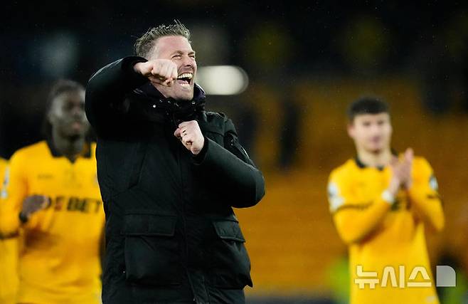 [울버햄튼=AP/뉴시스] 잉글랜드 프로축구 프리미어리그(EPL) 울버햄튼의 롭 에드워즈 감독. 2026.02.27.