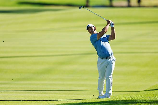 [로스앤젤레스=AP/뉴시스] 김주형이 22일(현지 시간) 미 캘리포니아주 로스앤젤레스 퍼시픽 팰리세이즈의 리비에라 컨트리클럽에서 열린 미국프로골프(PGA) 투어 제네시스 인비테이셔널 최종 라운드 2번 홀 페어웨이에서 샷하고 있다. 2026.02.23.