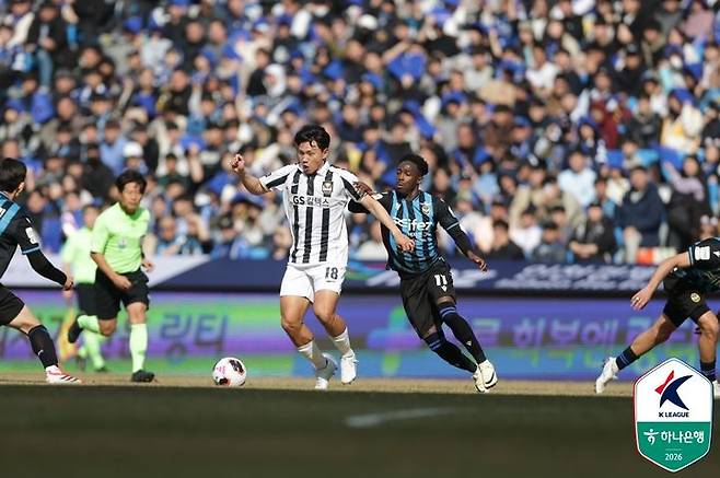 [서울=뉴시스] 정병혁 기자 = 28일 인천 중구 인천축구전용경기장에서 열린 하나은행 K리그1 2026 공식 개막전 인천 유나이티드와 FC 서울의 경기, 서울 조영욱이 인천 제르소와 볼경합을 하고 있다. (사진=한국프로축구연맹 제공) 2025.02.28. photo@newsis.com *재판매 및 DB 금지