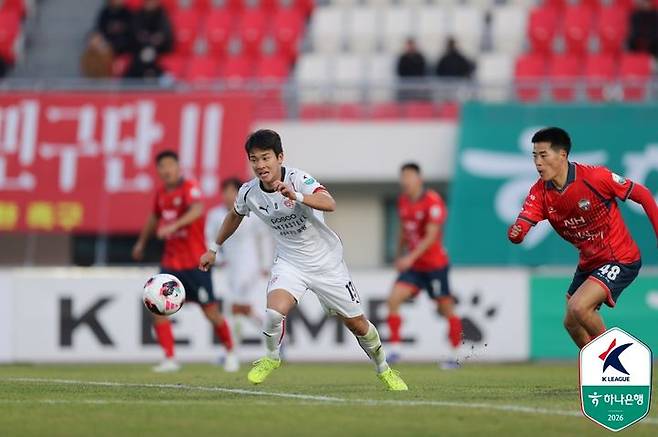 [서울=뉴시스] 프로축구 K리그1 포항스틸러스의 강민준과 김천상무의 홍윤상. (사진=한국프로축구연맹 제공) 2026.02.28. photo@newsis.com *재판매 및 DB 금지