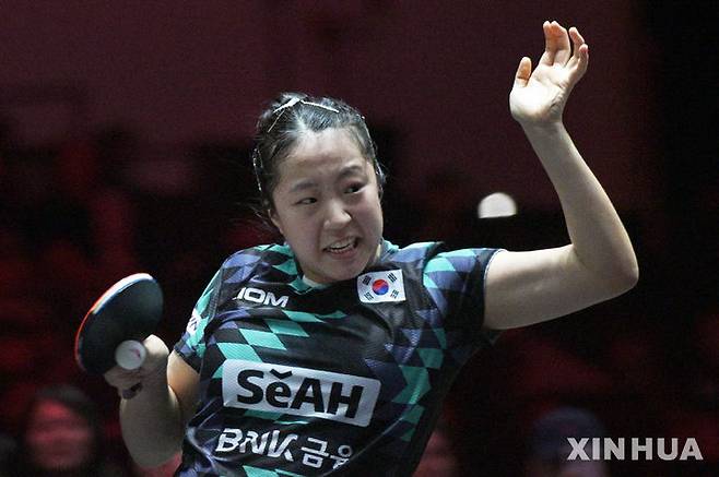 [싱가포르=신화/뉴시스] 신유빈이 26일(현지 시간) 싱가포르에서 열린 2026 월드테이블테니스(WTT) 싱가포르 스매시 여자 단식 16강전에서 왕만위(중국)와 경기하고 있다. 신유빈이 1-3(21-19 7-11 8-11 11-13)으로 패해 8강에 오르지 못했다. 2026.02.27.