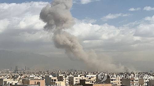 28일(현지시간) 연기가 피어오르는 이란 테헤란 모습 [로이터=연합뉴스]