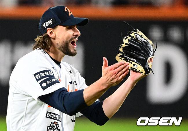 [OSEN=대전, 지형준 기자] 30일 대전 한화생명볼파크에서 2025 신한 SOL Bank KBO리그 포스트시즌 한국시리즈 4차전 한화 이글스와 LG 트윈스의 경기가 열렸다.이날 경기에 한화는 와이스를, LG는 치리노스를 선발투수로 내세웠다. 5회초 1사 1,3루에서 한화 와이스가 LG 박해민을 2루 땅볼 병살로 처리하며 포효하고 있다. 2025.10.30 / jpnews@osen.co.kr