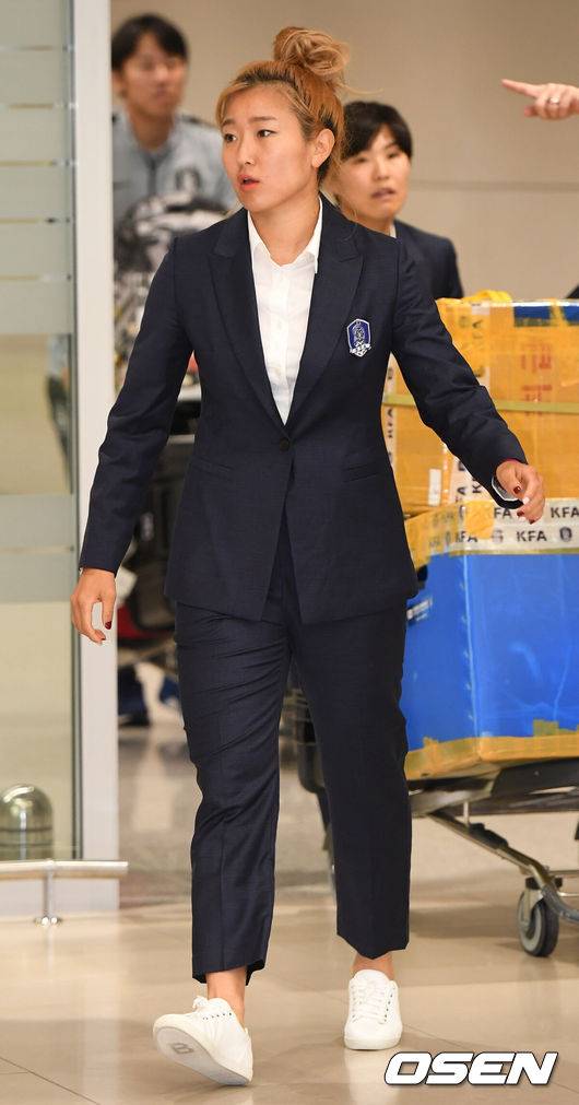 [OSEN=인천공항, 최규한 기자] 윤덕여 감독이 이끄는 대한민국 여자 축구 대표팀이 ’2019 FIFA 여자월드컵’을 마치고 19일 오전 인천공항을 통해 귀국했다.조소현과 지소연을 비롯한 선수들이 입국장으로 들어서고 있다. /dreamer@osen.co.kr