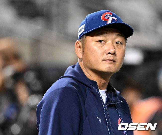 [OSEN=타이베이(대만), 이대선 기자] 13일 오후 대만 타이베이돔에서 세계야구소프트볼연맹(WBSC) 프리미어12 2024 B조 1차전 대한민국과 대만의 경기가 열릴 예정이다.대한민국은 1차전 선발투수로 고영표, 대만은 린위민을 내세웠다.경기에 앞서 대만 쩡하오주 감독이 훈련을 바라보고 있다. 2024.11.13 /sunday@osen.co.kr