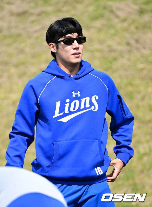 [OSEN=오키나와(일본), 최규한 기자] 프로야구 삼성 라이온즈가 29일 오후 일본 오키나와 온나손 아카마구장에서 스프링 캠프를 차리고 구슬땀을 흘렸다.삼성은 이번 2차 캠프에서 훈련 뿐 아니라 WBC 대표팀, 국내 팀들과 연습경기도 펼칠 계획이다.삼성 원태인이 훈련을 펼치고 있다. 2026.02.19 / dreamer@osen.co.kr