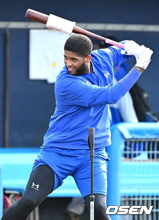 [OSEN=오키나와(일본), 최규한 기자] 프로야구 삼성 라이온즈가 20일  일본 오키나와 온나손 아카마구장에서 스프링 캠프를 차리고 구슬땀을 흘렸다.삼성은 이번 2차 캠프에서 훈련 뿐 아니라 WBC 대표팀, 국내 팀들과 연습경기도 펼칠 계획이다.삼성 디아즈가 타격 훈련을 펼치고 있다. 2026.02.20 / dreamer@osen.co.kr