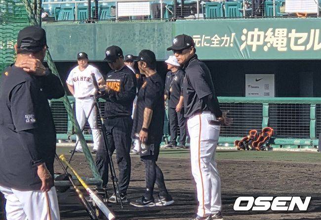 [OSEN=오키나와, 한용섭 기자]&nbsp;프로야구 삼성 라이온즈가 28일 일본 오키나와 나하 셀룰러 스타디움에서 일본프로야구 요미우리 자이언츠와 연습경기를  갖는다. 이승엽 요미우리 타격코치가 선수들의 배팅 훈련을 지켜보고 있다./orange@osen.co.kr