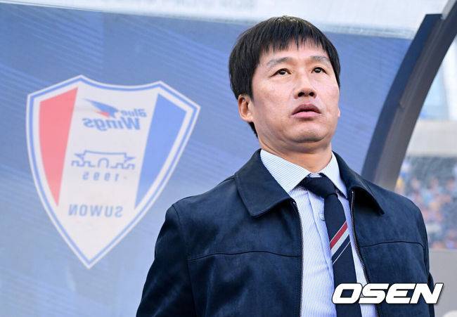 [OSEN=수원, 조은정 기자]28일 오후 수원월드컵경기장에서 '하나은행 K리그1 2026' 수원 삼성과 서울 이랜드의 경기가 열렸다.‘명장’ 이정효 감독 영입으로 화제를 모은 수원은 승격 라이벌이자 천적으로 꼽히는 서울 이랜드를 상대로 시즌의 닻을 올렸다. 이랜드는 수원전 5승 1패로 압도적인 우위를 점하고 있다.수원 삼성 이정효 감독이 경기 전 그라운드를 지켜보고 있다. 2026.02.28 /cej@osen.co.kr