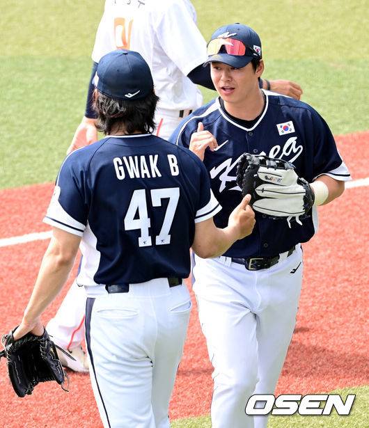 [OSEN=오키나와(일본), 최규한 기자] 2026 WBC(월드베이스볼클래식)를 준비하는 대한민국 야구 대표팀이 23일 일본 오키나와 가데나 야구장에서 프로야구 한화 이글스와 연습경기를 펼쳤다. 야구 대표팀은 오키나와에서 국내 팀들과 6차례 연습경기를 치르며 전력을 끌어올릴 예정이다.대표팀 선발 곽빈이 1회말을 삼자범퇴로 이끈 뒤 더그아웃으로 향하며 노시환과 인사를 나누고 있다. 2026.02.23 / dreamer@osen.co.kr