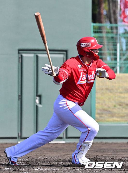 [OSEN=미야자키(일본), 지형준 기자] 28일 일본 미야자키현 오쿠라가하마소호 구장에서 SSG 랜더스와 일본프로야구 라쿠텐 골든이글스 2군과의 연습경기가 열렸다.SSG는 일본 미야자키 스프링캠프에서 연습경기 1패를 기록 중이다. 지난 25일 소프트뱅크 호크스 2군&nbsp;상대로 1.5군급 선수들이 출격한 가운데 1-9로 패했다.&nbsp;4회초 무사에서 SSG 김재환이 중전 안타를 날리고 있다. 2026.02.28 /jpnews@osen.co.kr