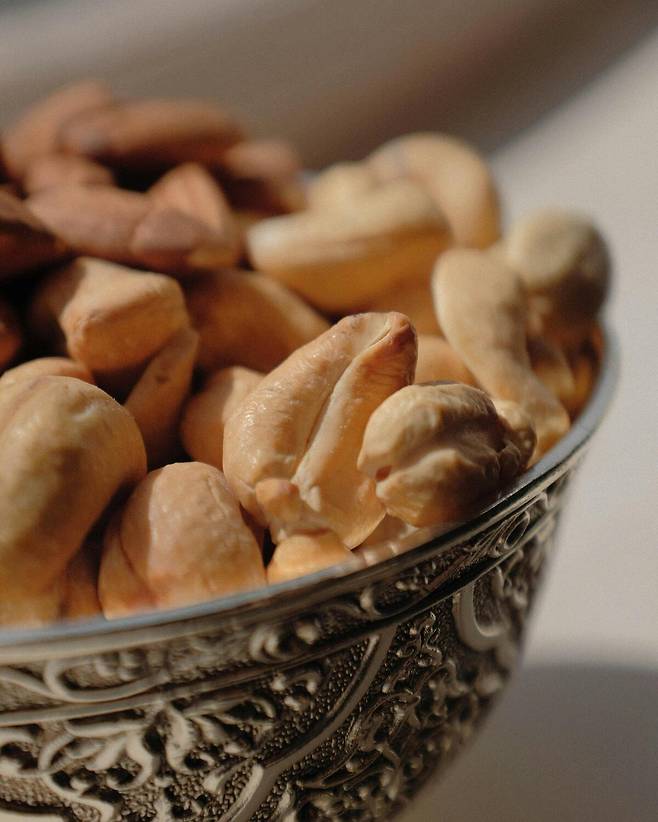 브라질너트 등 셀레늄이 풍부한 식품은 하루 1~2알만으로도 상한섭취량에 도달할 수 있어 주의가 필요하다. 셀레늄 중독은 탈모와 손톱 변형을 유발한다. pexels