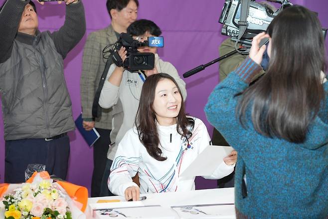 27일 성남시청에서 열린 팬 사인회에서 최민정 선수가 사인을 하고 있다. 성남시 제공