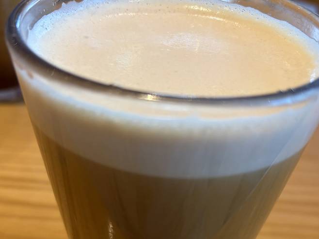 추출 직후 모습. 상단의 크림색 거품과 하단의 커피층이 또렷하게 구분된다. 김현주 기자