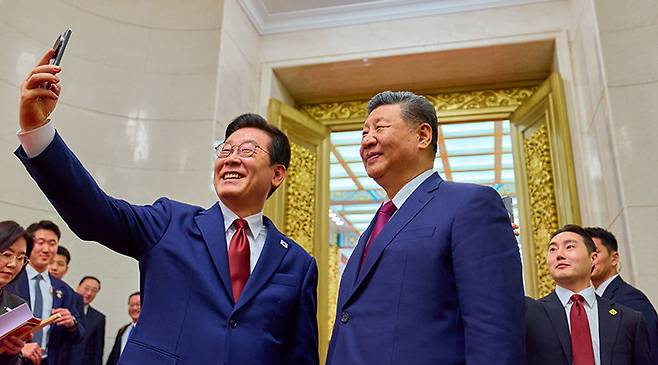 이재명 대통령과 시진핑 중국 국가주석이 1월 5일 오후 베이징 인민대회당에서 만찬 후 샤오미폰으로 ‘셀카(셀프 카메라)’를 촬영하고 있다. 청와대사진기자단