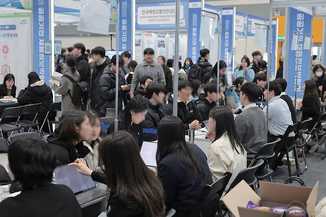 서울 강남구 양재동 aT센터에서 열린 '2026년 공공기관 채용정보박람회'에 참석한 구직자들이 채용 상담을 받기 위해 각 기관 부스를 둘러보고 있다. ⓒ시사저널 박정훈