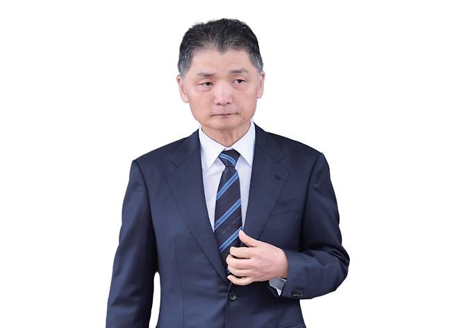 SM엔터테인먼트 시세조종 공모 의혹을 받는 당시 카카오 창업자 김범수 경영쇄신위원장이 2025년 10월21일 양천구 서울남부지방법원에서 열린 1심 선고공판에서 무죄가 선고된 뒤 법원을 떠나고 있다. ⓒ연합뉴스