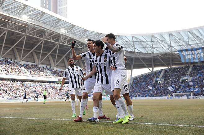 서울 송민규(가운데)가 28일 인천축구전용경기장서 열린 인천과 K리그1 공식 개막전서 후반 첫 골을 성공시킨 뒤 동료들의 축하를 받고 있다. 사진제공|한국프로축구연맹