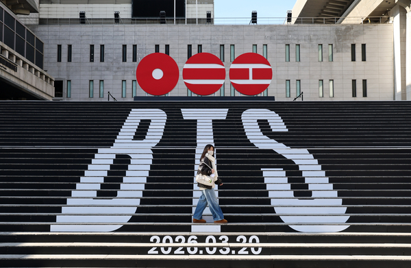 서울 세종문화회관 계단이 오는 3월 정규 5집으로 돌아오는 그룹 방탄소년단(BTS) 관련 홍보로 꾸며져 있다. 사진 연합뉴스