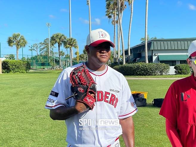 ▲&nbsp;메이저리그와 일본프로야구에서 나름 화려한 전력으로 기대를 모은 로메로는 빠른 공을 던지는 좌완 파이어볼러였지만 정작 스프링캠프 연습경기 첫 등판에서 어깨 통증을 느낀 끝에 정규시즌서 한 경기도 던지지 못하고 퇴출됐다 ⓒ플로리다주 베로비치, 최민우 기자