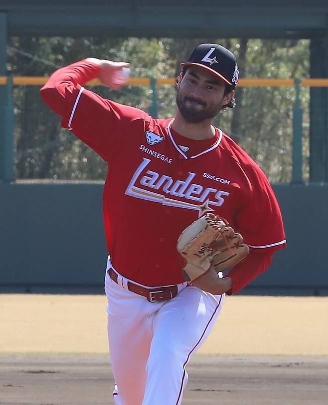 ▲ 미치 화이트가 2026시즌 연습경기 첫 등판에서 라쿠텐 골든이글스를 상대로 1이닝 3피안타 1볼넷 1실점으로 다소 아쉬운 투구를 남겼다. ⓒSSG 랜더스