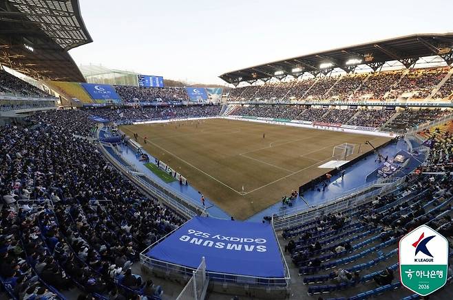 ▲ 프로축구 K리그2 수원 삼성 블루윙즈 이정효 신임 감독의 데뷔전이 28일 수원월드컵경기장에서 열렸다. 서울 이랜드를 상대한 2026시즌 개막전부터 2부리그 역대 최다 관중이 운집했다. ⓒ 한국프로축구연맹