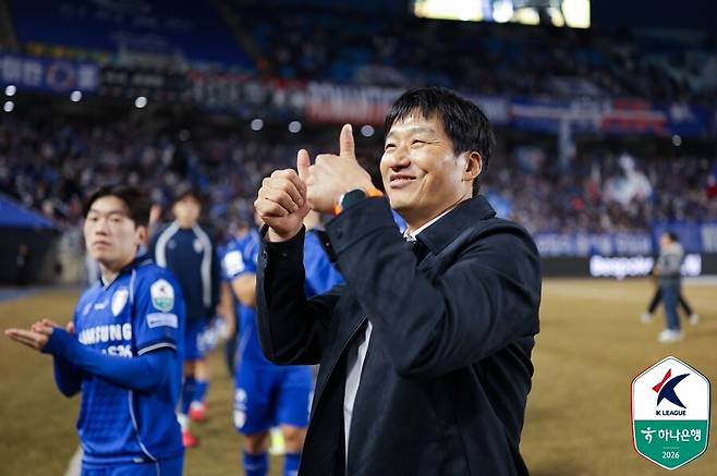 ▲ 28일 수원월드컵경기장에서 수원삼성과 서울이랜드의 하나은행 K리그2 2026 1라운드가 열렸다. 이랜드 박재용에게 선제 실점을 내줬던 수원은 박현빈과 강현묵의 연속골로 개막전을 2-1로 이겼다. ⓒ 한국프로축구연맹