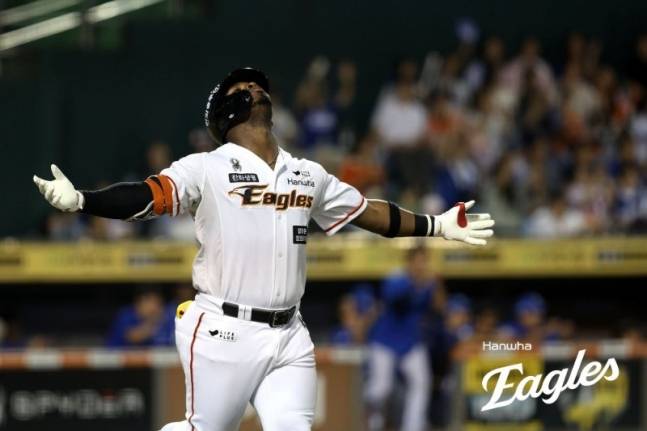 2024시즌 한화에서 홈런을 날린 뒤 세리머니를 하고 있는 페라자. /사진=한화 이글스 제공