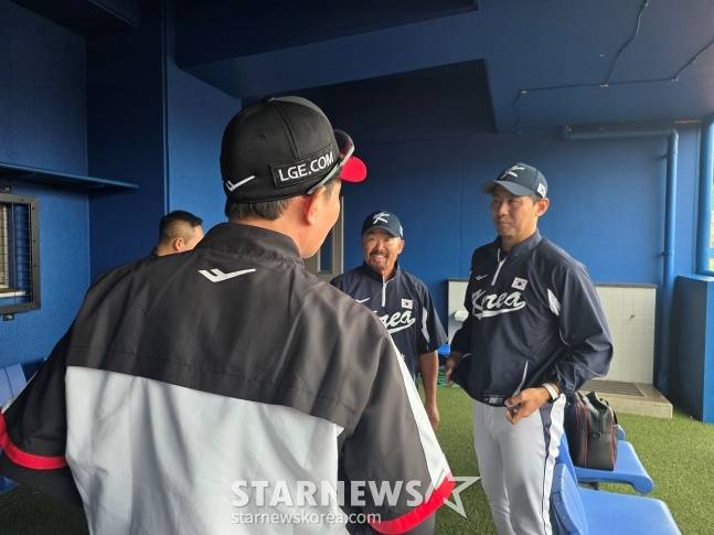 LG 염경엽 감독(왼쪽)이 27일 일본 오키나와현 카데나 구장에서 만난 2026 월드베이스볼클래식(WBC) 국가대표팀 코치로 합류한 김용일 트레이닝 코치(가운데)와 김광삼 투수코치(오른쪽)을 격려했다. /사진=김동윤 기자