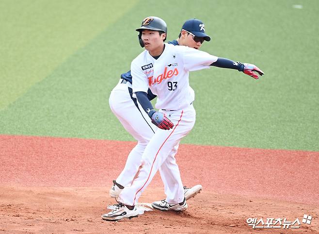 지난 23일 일본 오키나와 카데나 구장에서 열린 한화 이글스와 WBC 대표팀의 연습경기, 4회말 무사 1,2루 한화 한지윤 타석 때 2루로 진루하고 있다. 엑스포츠뉴스 DB