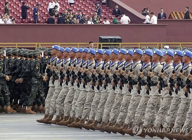 전승절 열병식 앞두고 행진하는 중국 인민해방군 병사들 중국 베이징 톈안먼광장에서 열리는 전승절 80주년 기념 대규모 열병식을 앞두고 2025년 9월3일 인민해방군 병사들이 행진하고 있다.
[교도통신 사진]