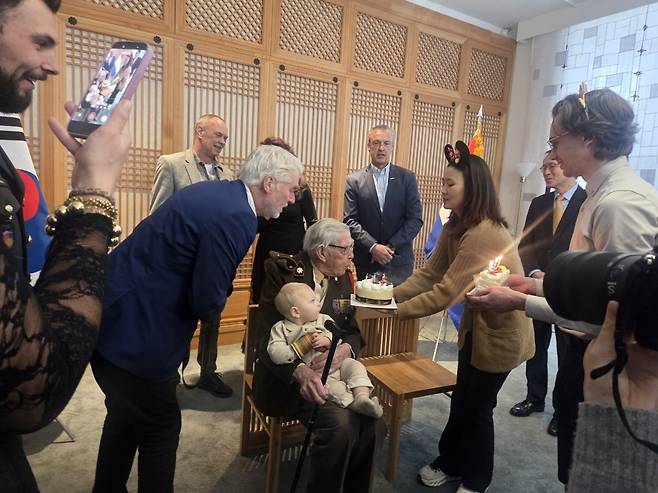 생일 촛불을 끄는 94세의 네덜란드 참전용사 (헤이그=연합뉴스) 현윤경 특파원 = 27일(현지시간) 헤이그에 있는 주네덜란드 한국대사관에서 한국전 참전 용사 헨리쿠스 페트루스 베링씨가 94번째 생일 케이크의 촛불을 끄고 있다. 2026.2.27 ykhyun14@yna.co.kr