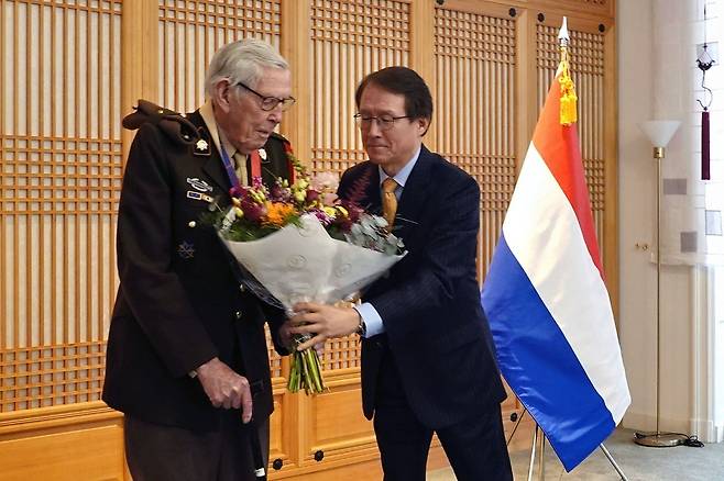 '평화의 메달' 받은 94세의 네덜란드 참전 용사 (헤이그=연합뉴스) 현윤경 특파원 = 27일 네덜란드 헤이그의 한국대사관에서 참전용사 베링 씨가 홍석인 주네덜란드 한국대사에게 '평화의 메달'과 꽃다발을 받고 있다. [주네덜란드 한국대사관 제공. 재판매 및 DB 금지]