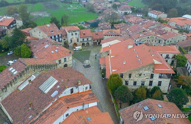 '중세로 돌아간 듯' 스페인의 파라도르  스페인 북부 칸타브리아의 중세 마을 산티야나 델 마르 중심에 자리한 국영 호텔 파라도르. 정식 명칭은 ‘길 블라스’로, 16~17세기 귀족 저택을 개조해 운영 중이다. [사진/성연재 기자]