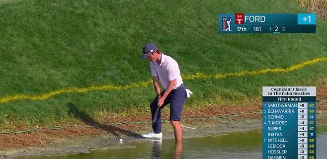 1라운드 17번 홀에서 왼쪽 발을 물에 담그고 샷하는 포드 [PGA 투어 소셜 미디어 동영상 화면 캡처. 재판매 및 DB 금지]