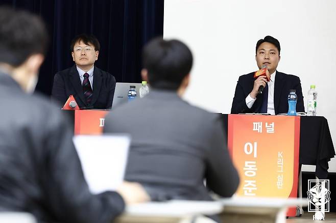 이달 초 대한축구협회 심판 관련 행사에서 발언하는 이동준 심판 [대한축구협회 제공. 재판매 및 DB 금지]