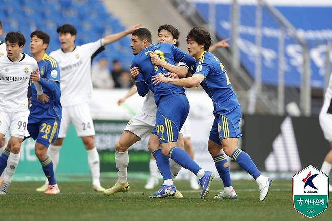 강원과 개막전에서 자리 싸움하는 울산 야고(가운데). [한국프로축구연맹 제공. 재판매 및 DB 금지]