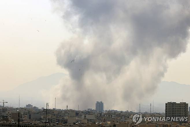 28일(현지시간) 연기가 피어오르는 이란 테헤란 모습 [EPA=연합뉴스. 재판매 및 DB 금지]