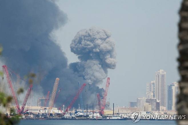바레인 마나마에서 폭음이 들린 후 연기가 피어오르고 있다 [로이터 연합뉴스. 재판매 및 DB 금지]