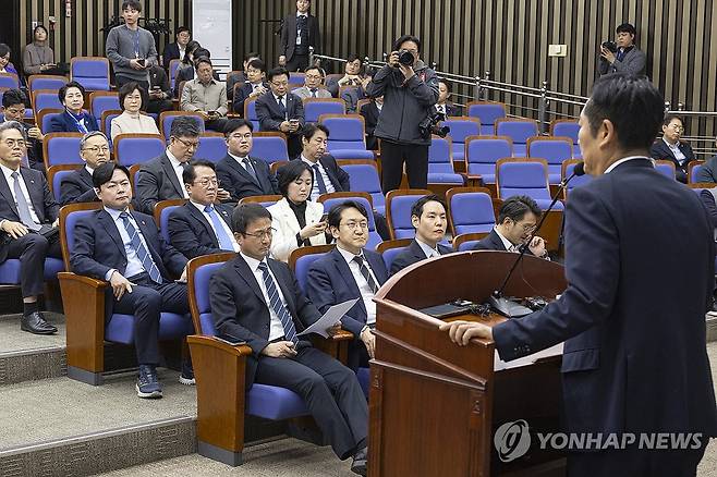 의원 총회에서 발언하는 정청래 대표 (서울=연합뉴스) 황광모 기자 = 더불어민주당 정청래 대표가 26일 국회 본회의에서 '법왜곡죄' 표결에 앞서 열린 의원 총회에서 발언하고 있다. 2026.2.26 hkmpooh@yna.co.kr