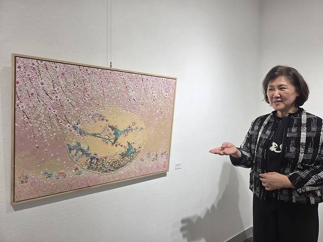 ▲ 작품을 설명하는 김순옥 작가.