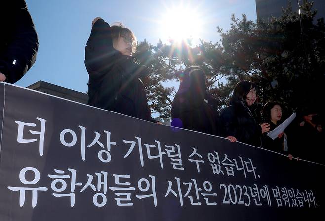 ▲&nbsp;한신대학교 총학생회 비상대책위원회가 28일 오후 수원시 영통구 수원지방검찰청 앞에서 기자회견을 열고 한신대 유학생 강제출국 사건 즉시 기소를 촉구하고 있다./전광현 기자 maggie@incheonilbo.com