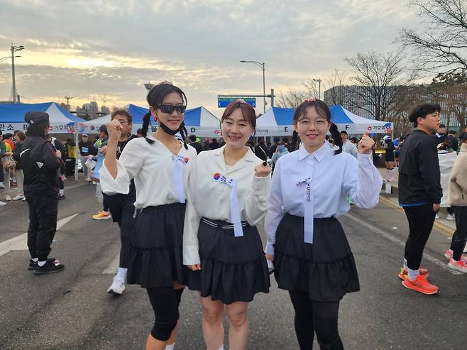 제75회 '2026 3.1절 단축마라톤대회' 10km에 참가한 김유리, 유은하, 김해나씨가 포즈를 취하고 있다.