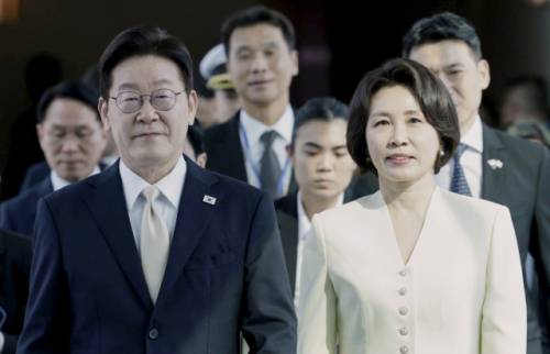 ◇싱가포르를 국빈방문한 이재명 대통령과 김혜경 여사가 1일 창이 국제공항에 도착한 공군1호기에서 내려 이동하고 있다. 연합뉴스