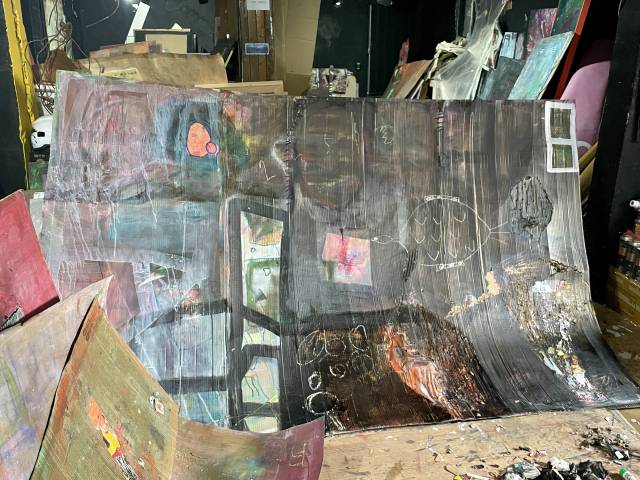 위의 그림이 수일 새 이렇게 변했다. "나답지 않게 너무 예뻐서" 다시 덮어버렸다는 게 작가의 설명이다. 그는 인터뷰가 끝나고 물감을 또다시 몇 차례 얹는 작업 후, 결과물에 흡족해했다. 이연정 기자