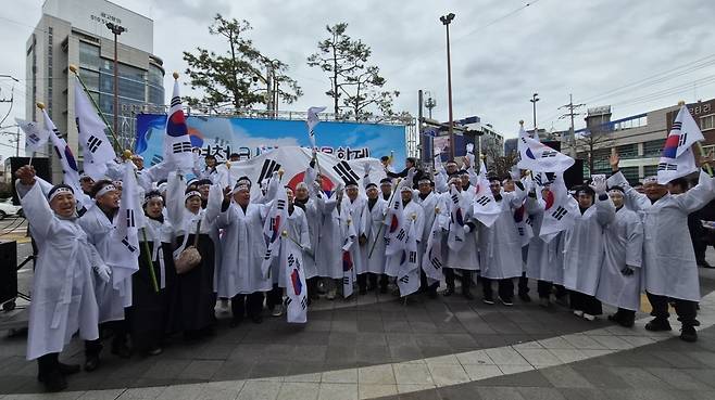 1일 포항 육거리 광장에서 열린 ‘여천 3·1 만세운동 재현 문화제’ 참가자들이 행사 직후 태극기를 흔들며 “대한독립만세”를 외치고 있다.