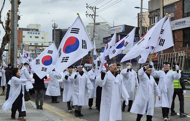 하얀 두루마기를 입은 참가자들이 1일 포항 중앙상가 일대에서 “대한독립만세”를 목청껏 외치며 거리 행진을 벌이고 있다.